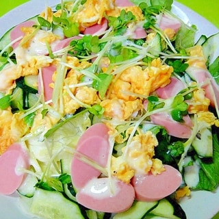 魚肉ソーセージと炒り卵の春色サラダ